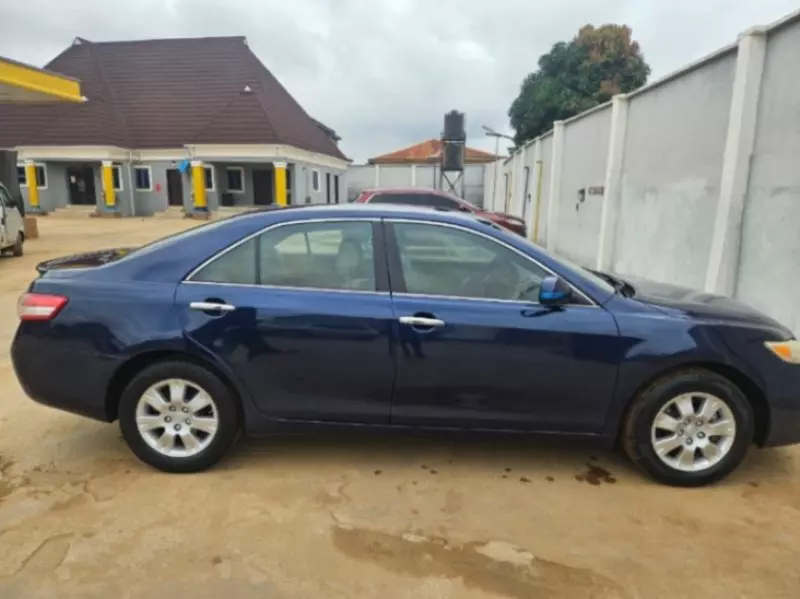 TOYOTA Camry - 2010