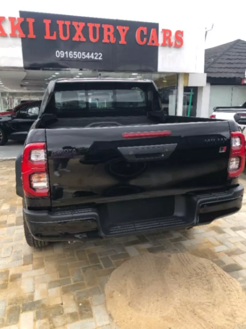 Toyota Hilux   - 2024