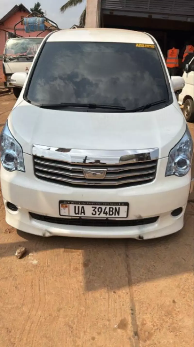 Toyota Noah   - 2012