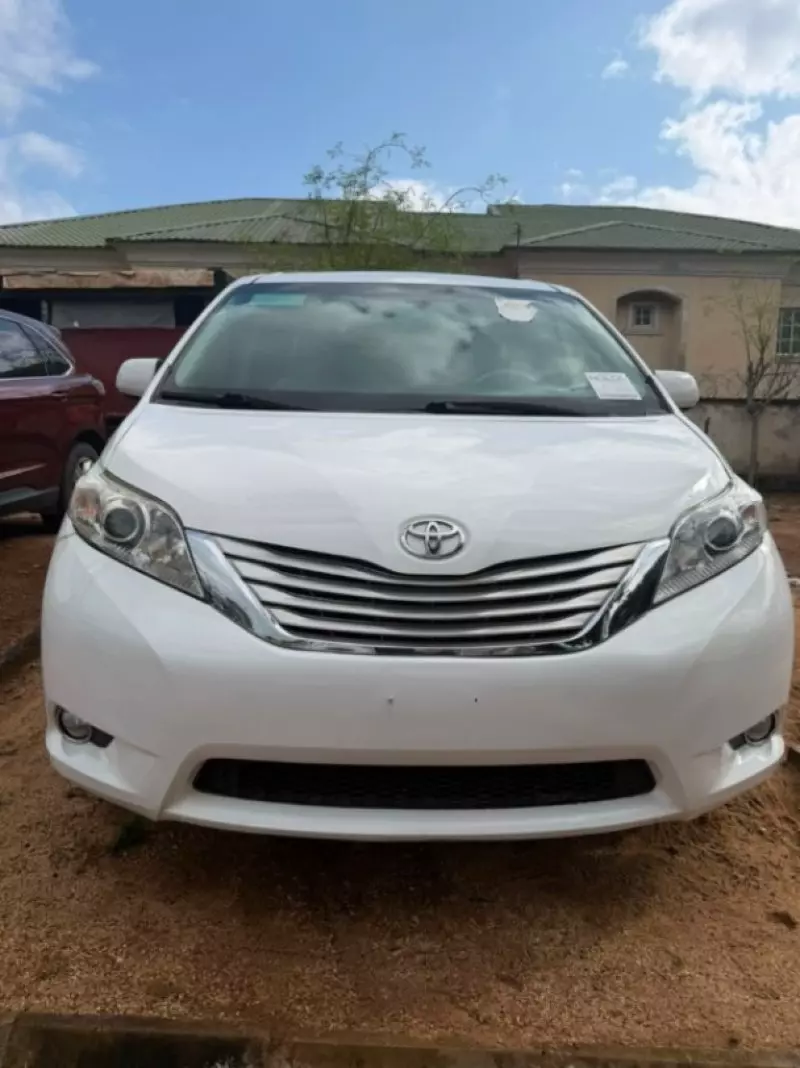 TOYOTA Sienna   - 2011