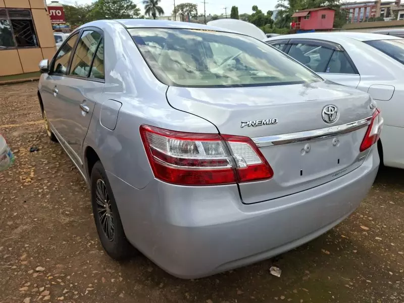 Toyota Premio    - 2012