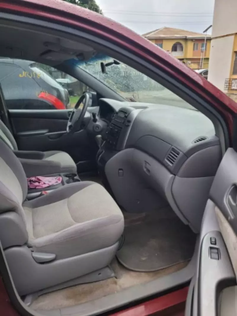 TOYOTA Sienna   - 2009