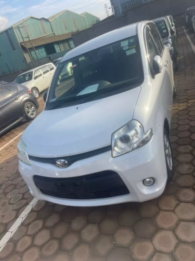 Toyota Sienta   - 2013