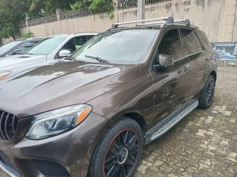 Mercedes-Benz GL 400   - 2025