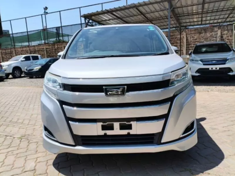 Toyota Noah   - 2018