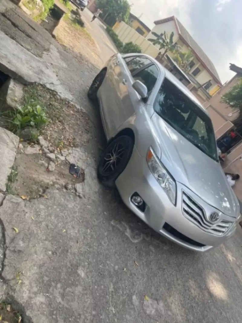 Toyota Camry   - 2010