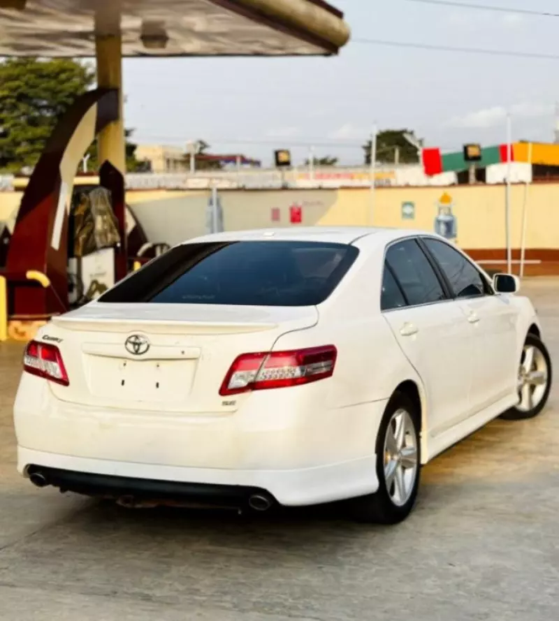 Toyota Camry   - 2011