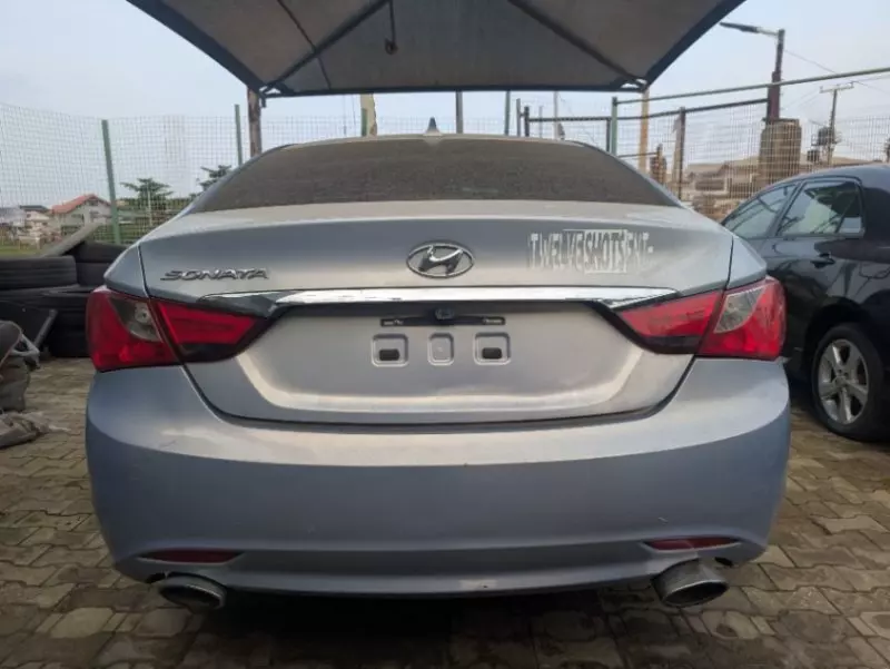 Hyundai Sonata   - 2011