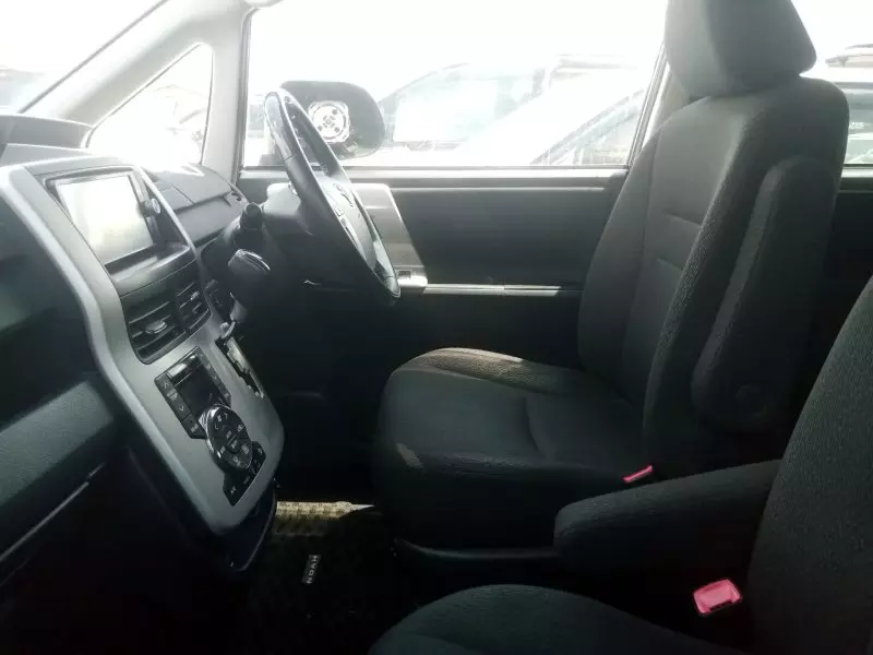 Toyota Noah   - 2012
