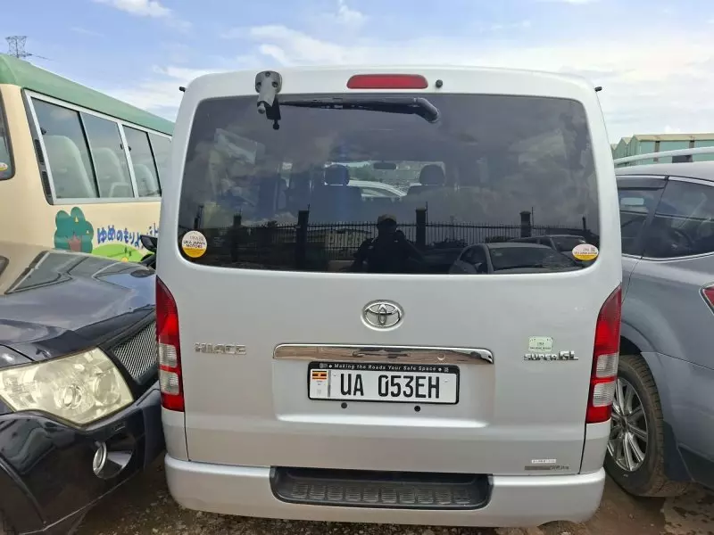 Toyota Hiace   - 2011