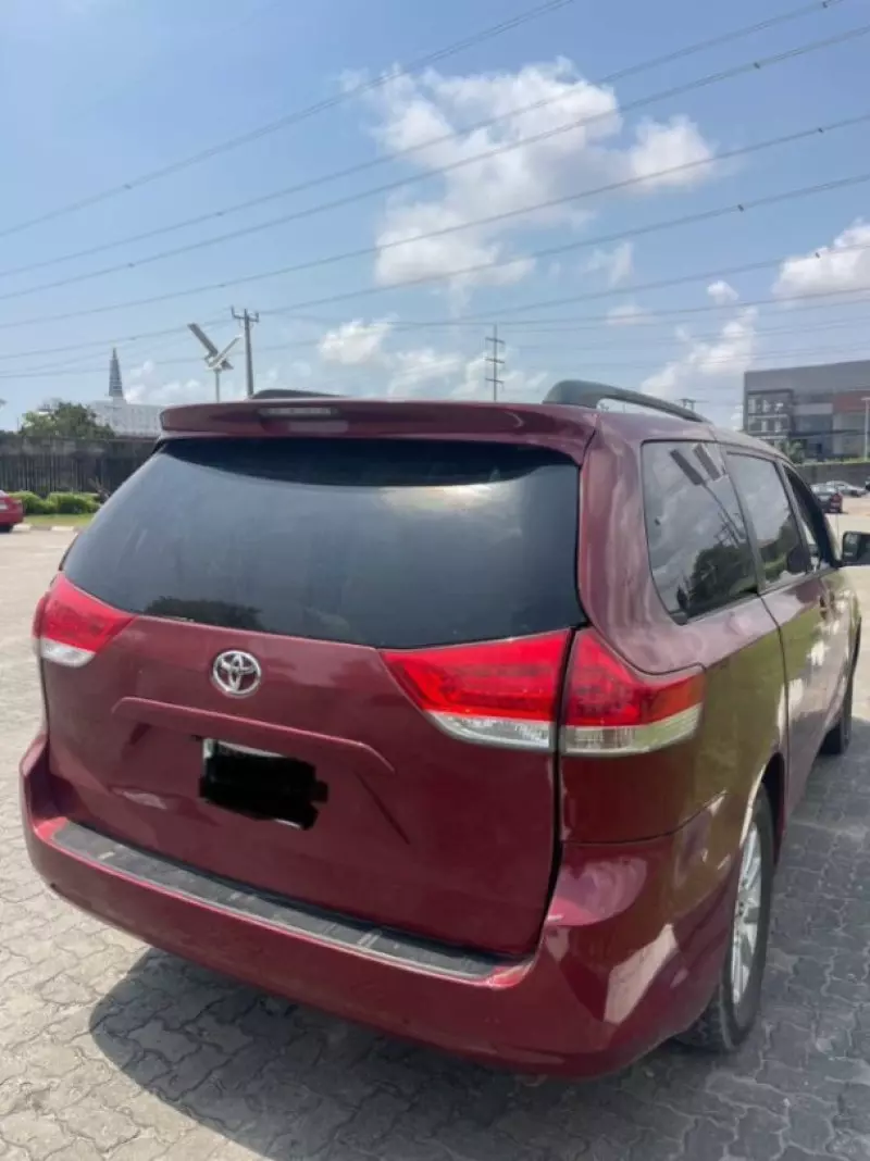 Toyota Sienna   - 2011