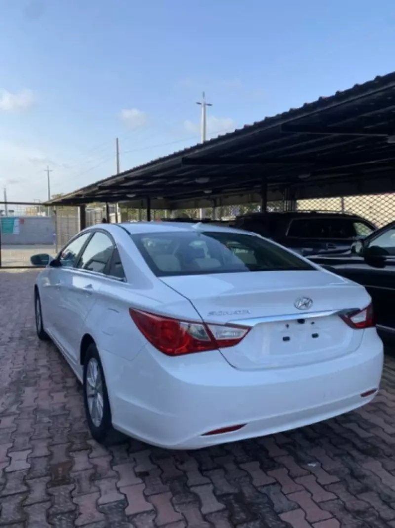 Hyundai Sonata   - 2012