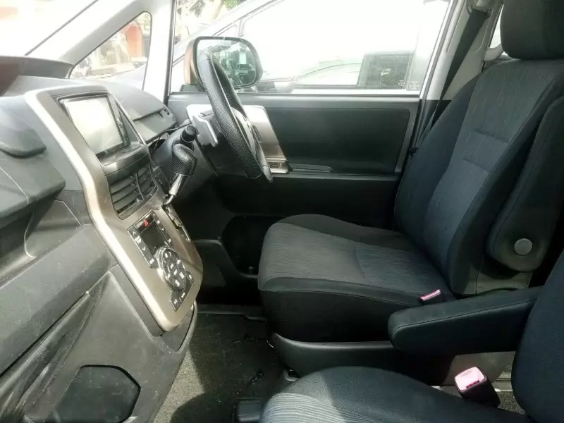 Toyota Noah - 2012