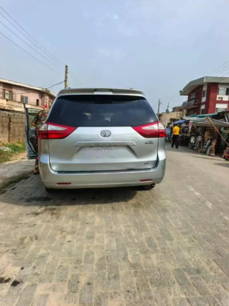 Toyota Sienna   - 2015