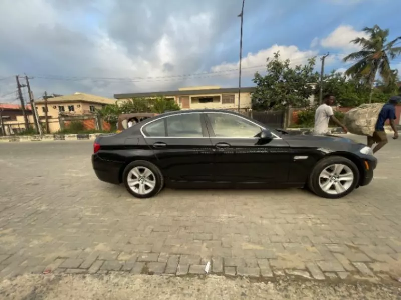 BMW 528xi   - 2012
