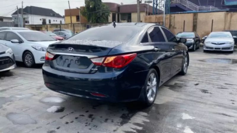 Hyundai Sonata   - 2011