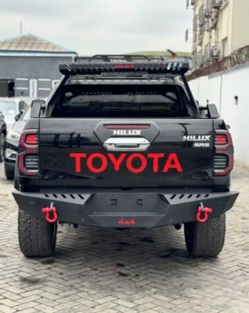 Toyota Hilux   - 2021