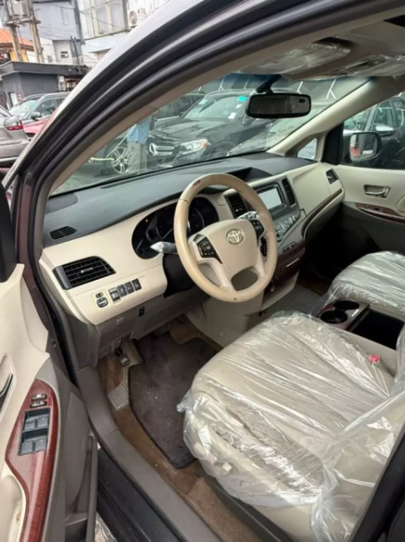TOYOTA Sienna   - 2017