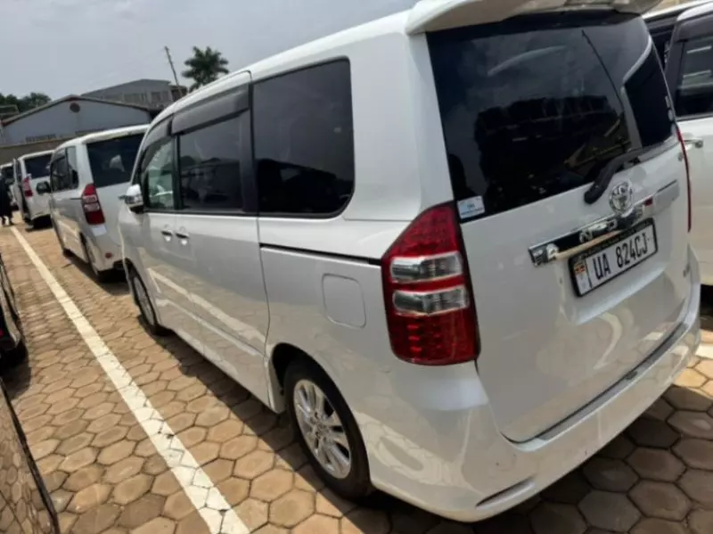 TOYOTA Noah   - 2013