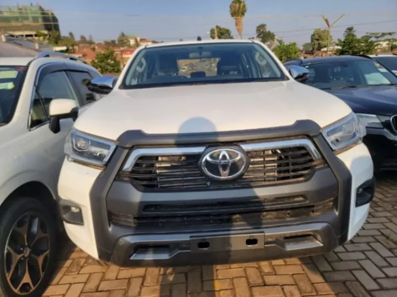 Toyota Hilux Revo    - 2025