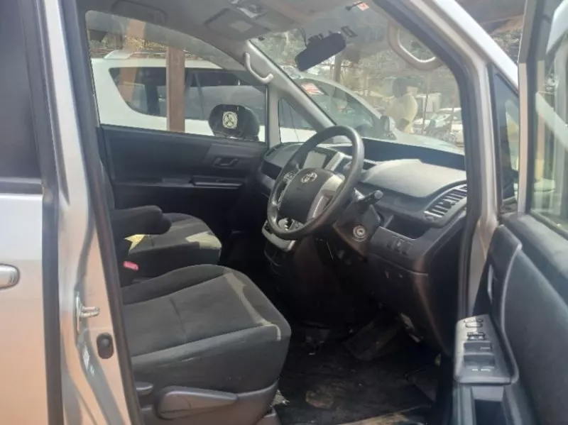 Toyota Noah   - 2013