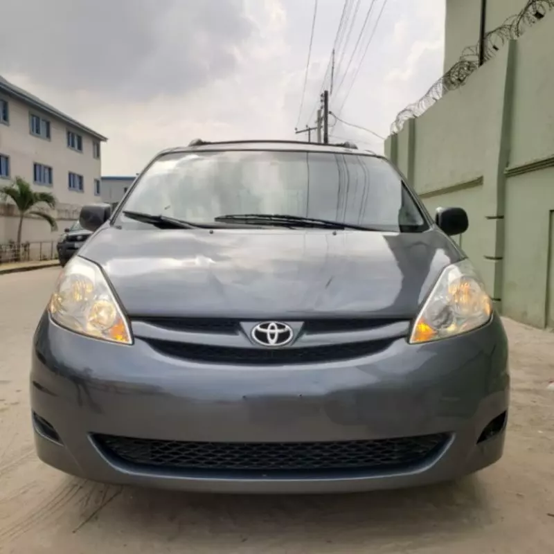 TOYOTA Sienna   - 2010