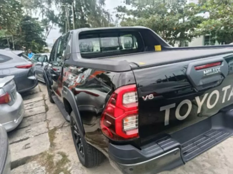 TOYOTA Hilux   - 2025