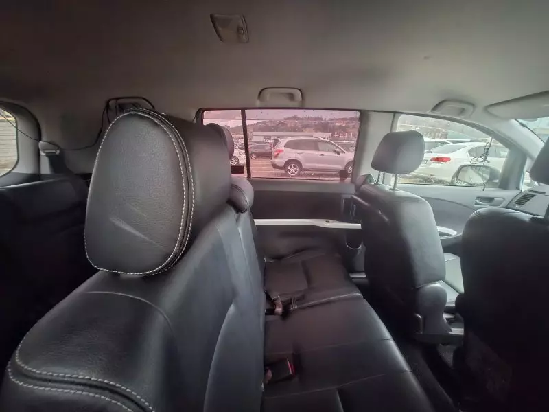 Toyota Isis    - 2012