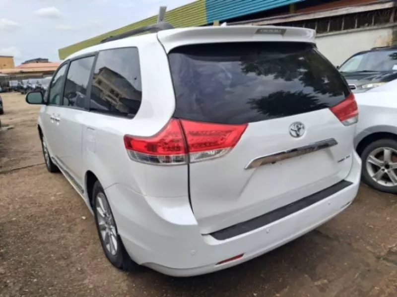 Toyota Sienna   - 2013