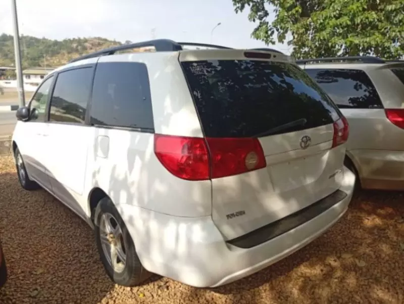 Toyota Sienna   - 2009