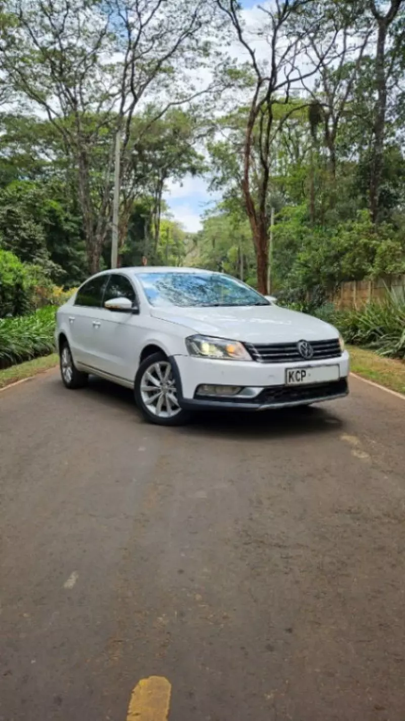 Volkswagen Passat   - 2011