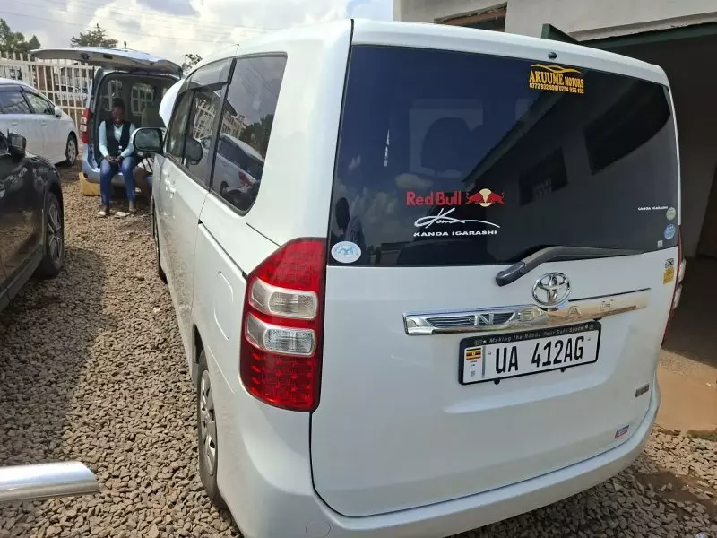 TOYOTA Noah   - 2010