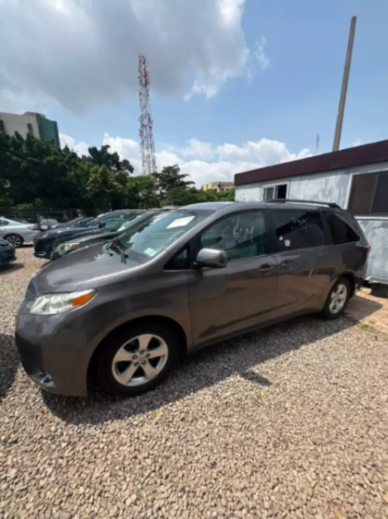 TOYOTA Sienna   - 2015