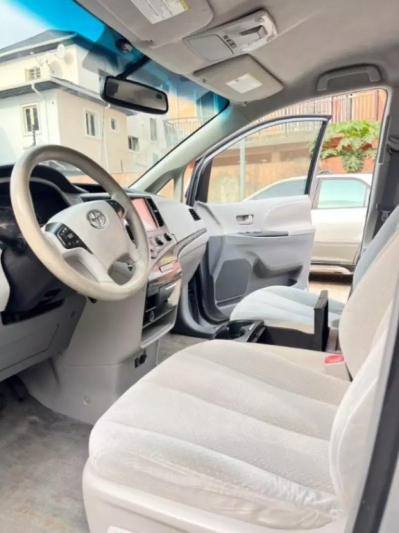 TOYOTA Sienna   - 2011