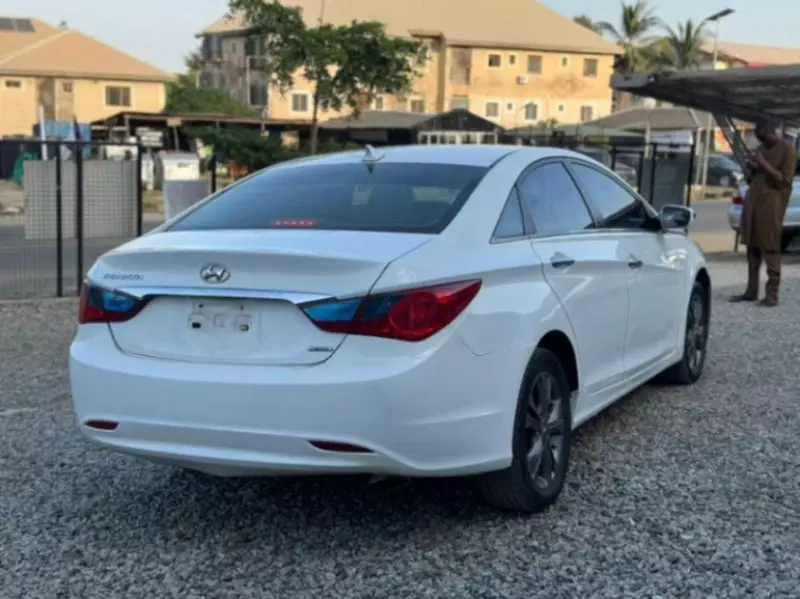 Hyundai Sonata   - 2010