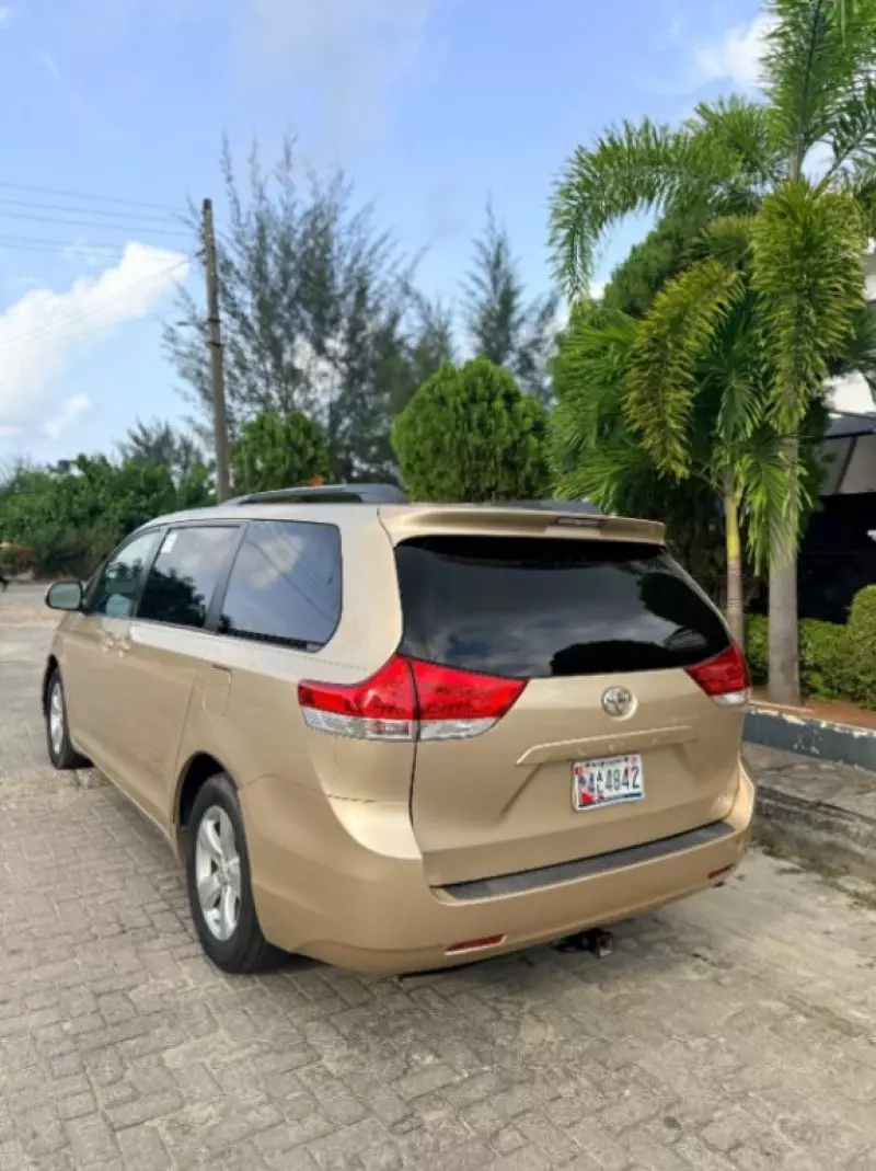 Toyota Sienna   - 2011