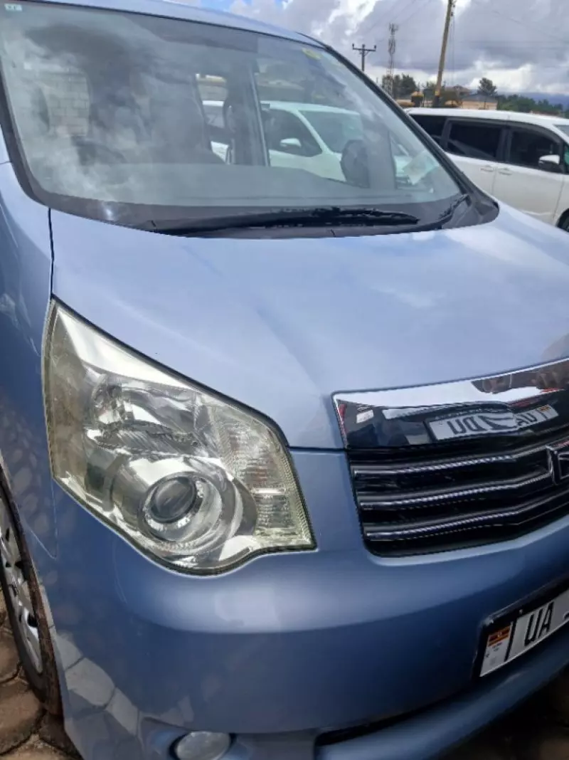 TOYOTA Noah - 2011