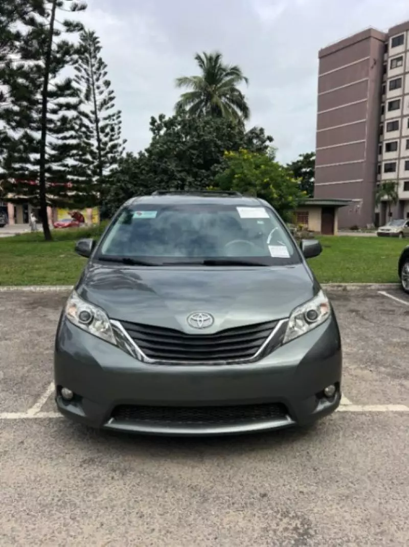 Toyota Sienna   - 2013