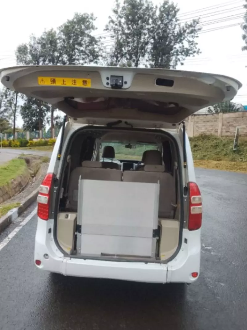 Toyota Noah   - 2013