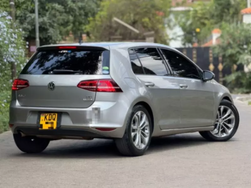 Volkswagen Golf   - 2017
