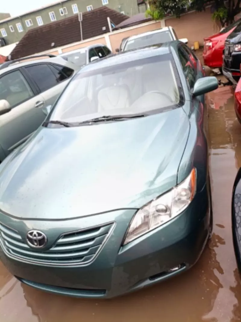 Toyota Camry   - 2009