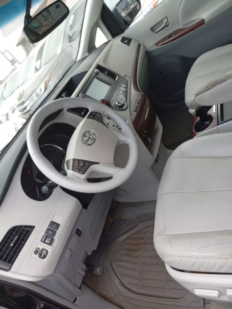 Toyota Sienna   - 2011
