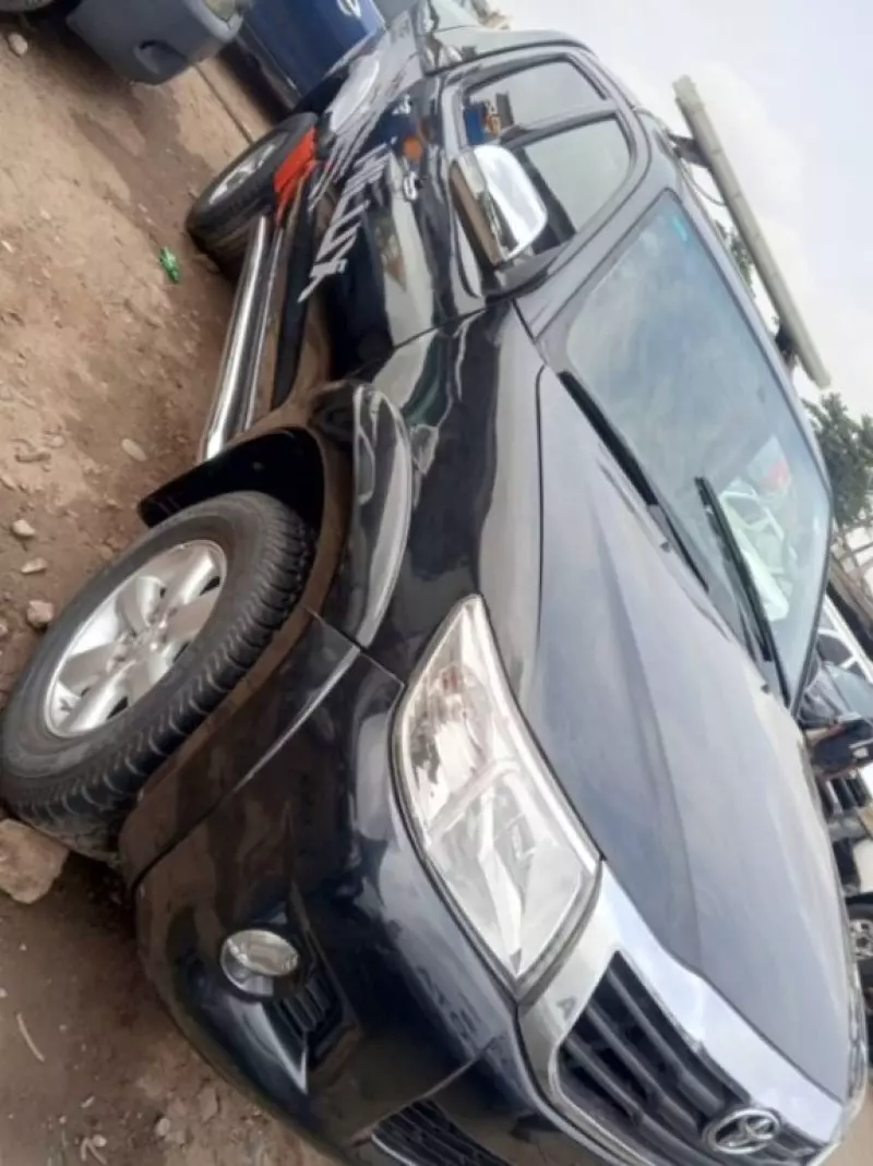 Toyota Hilux    - 2014