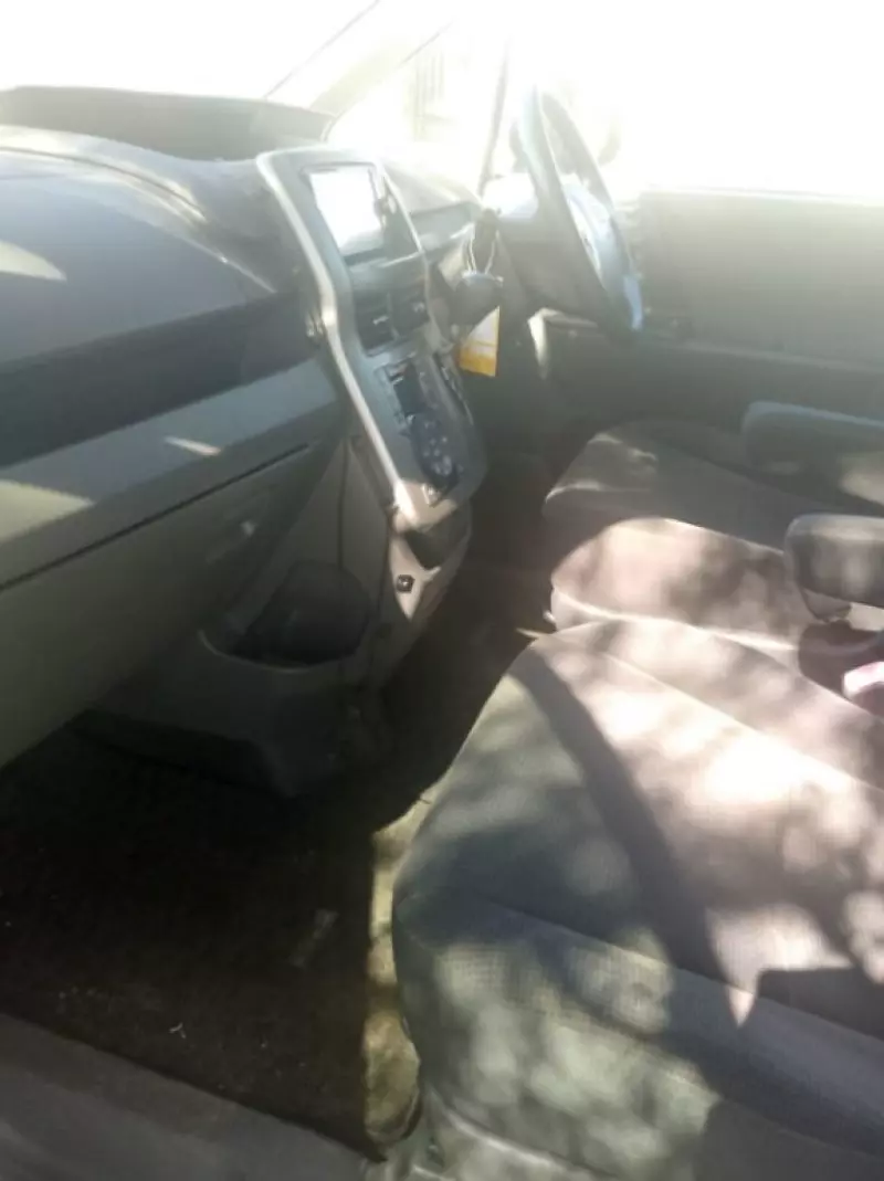 Toyota Noah   - 2010