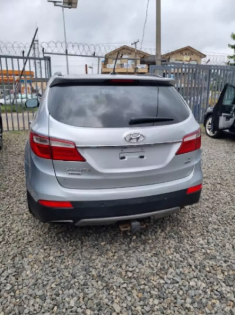 Hyundai Santa Fe   - 2015