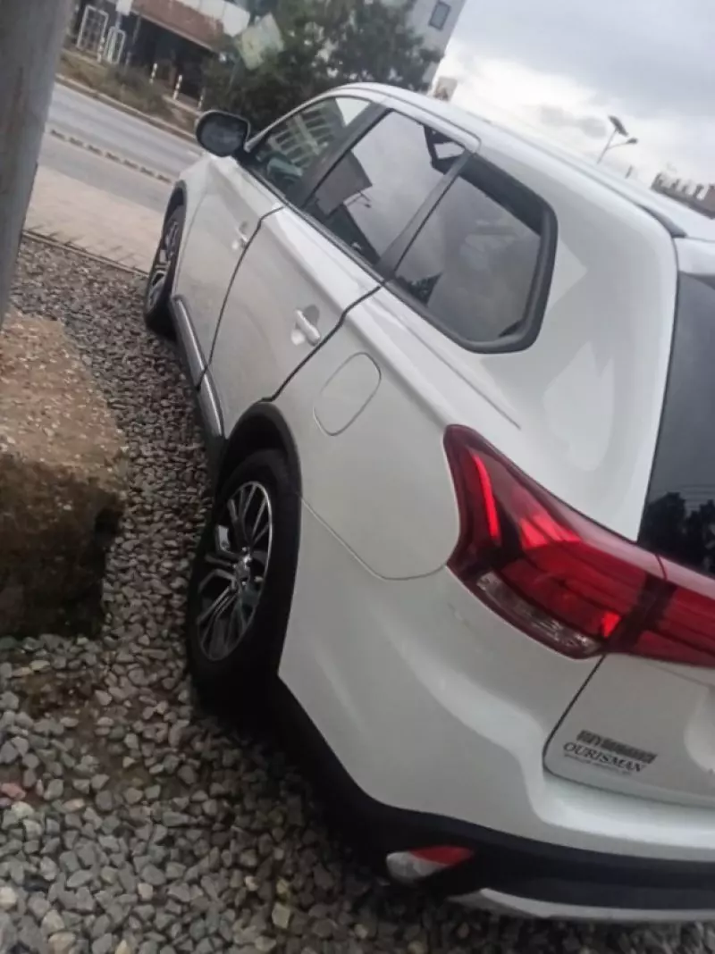 Mitsubishi Outlander hybrid    - 2017