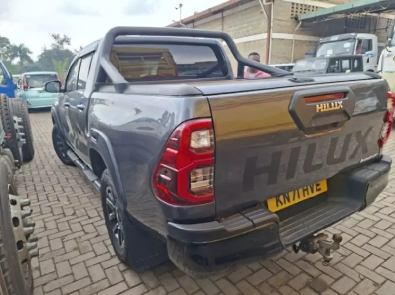 Toyota Hilux   - 2021