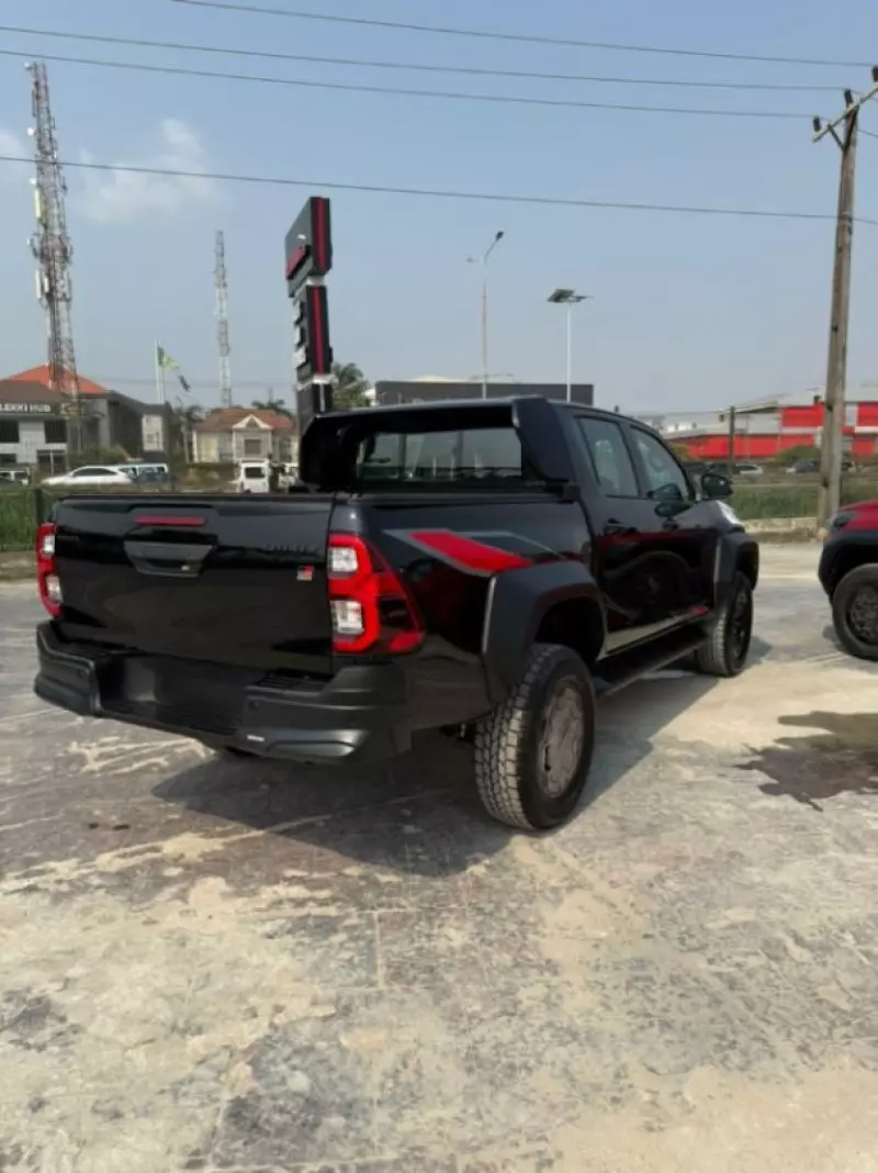 TOYOTA Hilux   - 2025