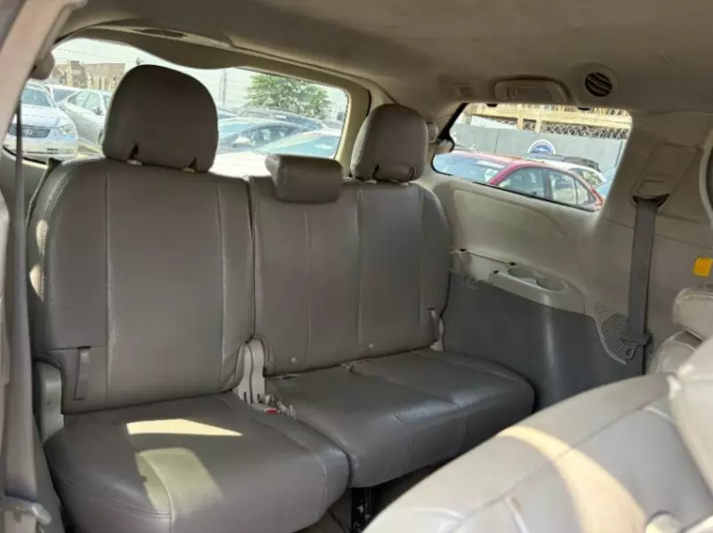 TOYOTA Sienna   - 2011