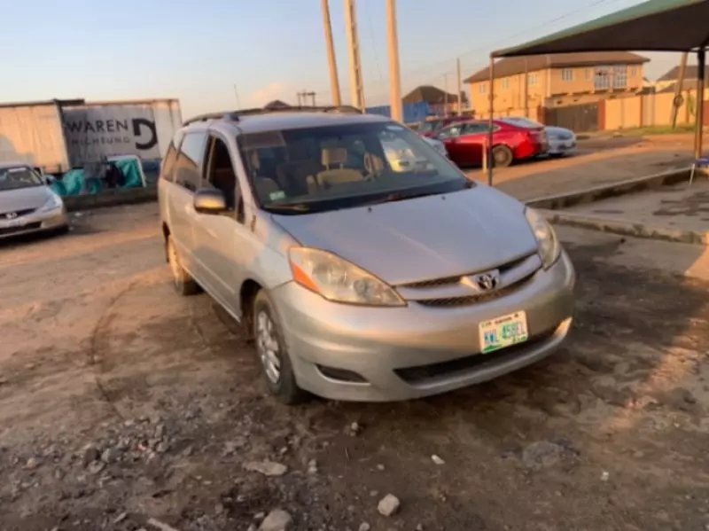 TOYOTA Sienna   - 2009